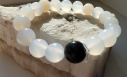 12 mm Камень натуарльный белый и черный агат браслет поглощает всю внешнюю отрицательную энергетику, направленную на его обладат